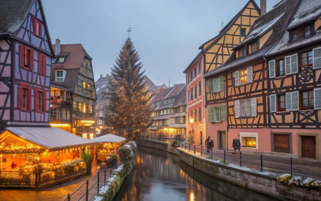 Casas enxaimel coloridas nos mercados de Natal na Alsácia, na França