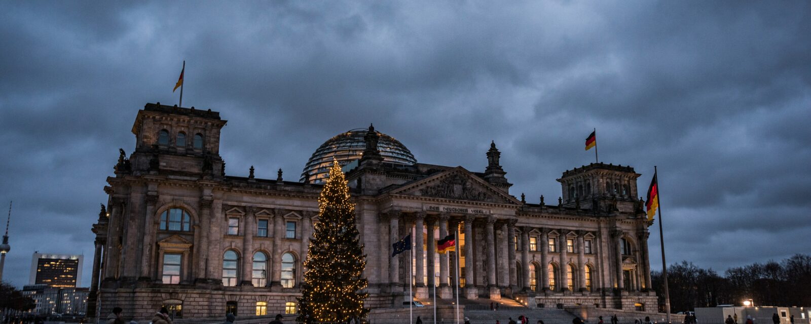 Mercado de Natal na Alemanha iluminado, um dos destinos mais tradicionais do Natal europeu