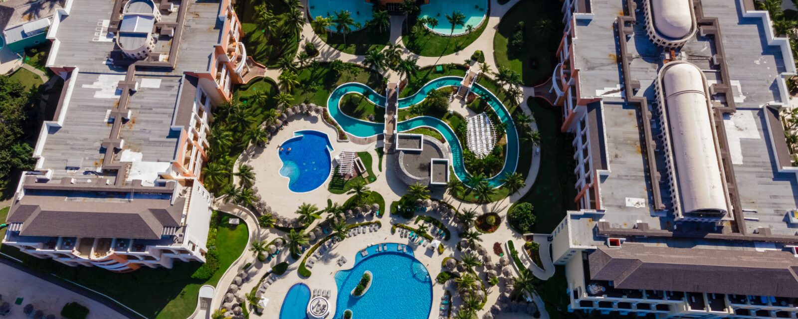 Resorts all inclusive para casais na Jamaica - piscina e vista aérea