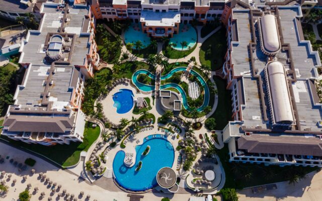 Resorts all inclusive para casais na Jamaica - piscina e vista aérea