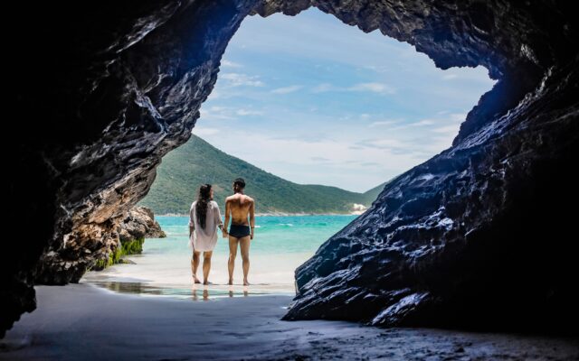Casal observando uma praia, ilustrando quanto custa uma viagem de bodas