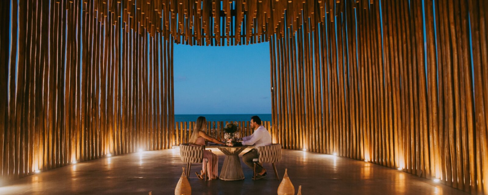 Jantar romântico à beira-mar, um dos melhores destinos para viagem de bodas