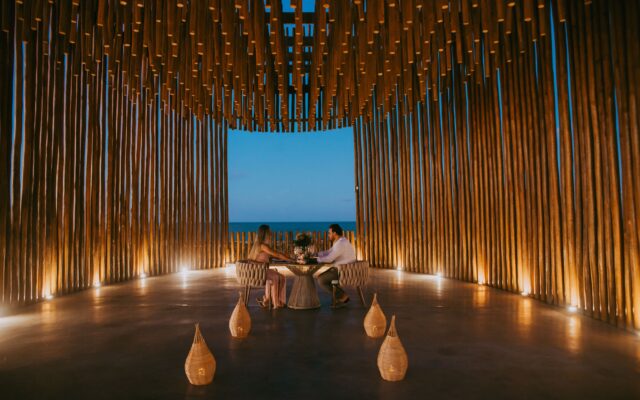 Jantar romântico à beira-mar, um dos melhores destinos para viagem de bodas