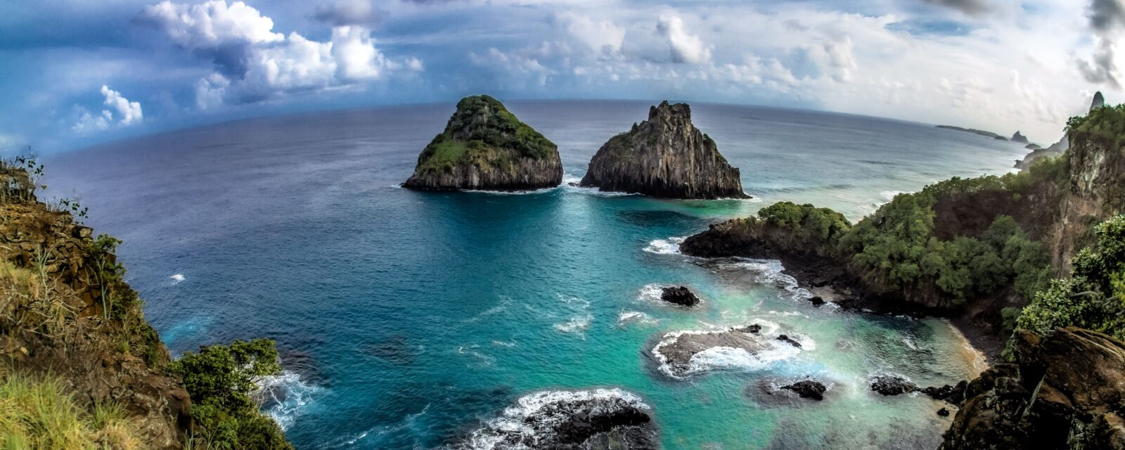 Praia preservada de Fernando de Noronha durante o Ano Novo
