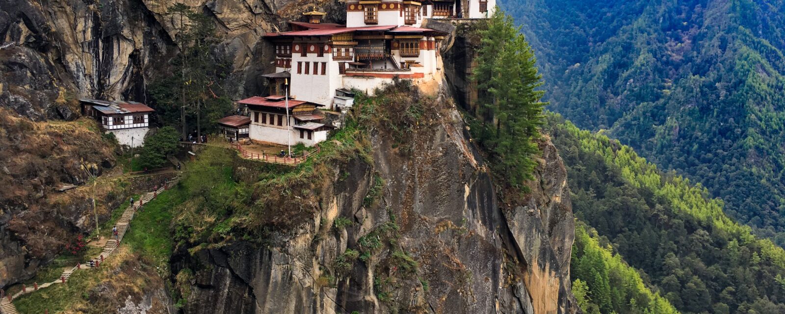 Mosteiro Tiger's Nest no topo de uma montanha, destino essencial para quem vai viajar para o Butão