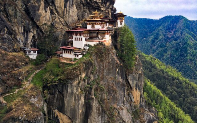 Mosteiro Tiger's Nest no topo de uma montanha, destino essencial para quem vai viajar para o Butão